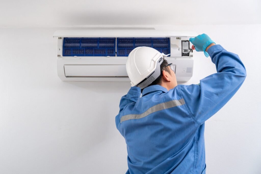 Installation clim split réversible par professionnel certifié Pose climatisation multi-split dans un appartement