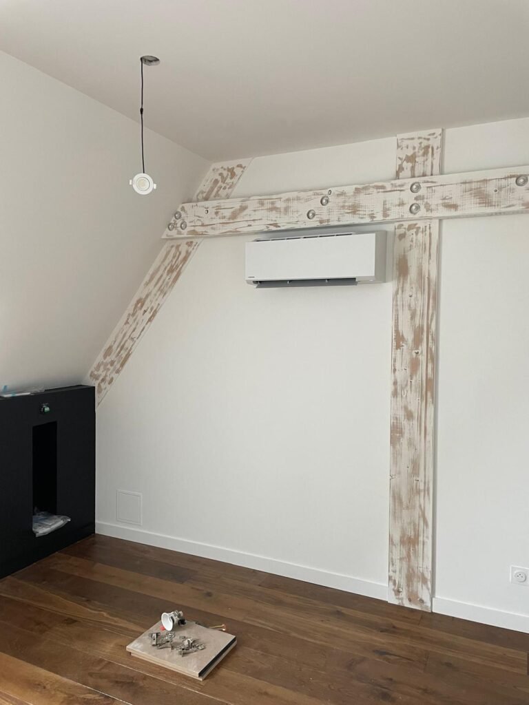 MC2 Énergies, installateur de climatisation à Irigny, pose une unité murale