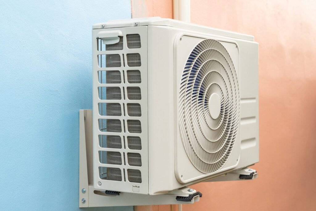 Unité extérieure posée lors d’une pose de clime par MC2 Énergies