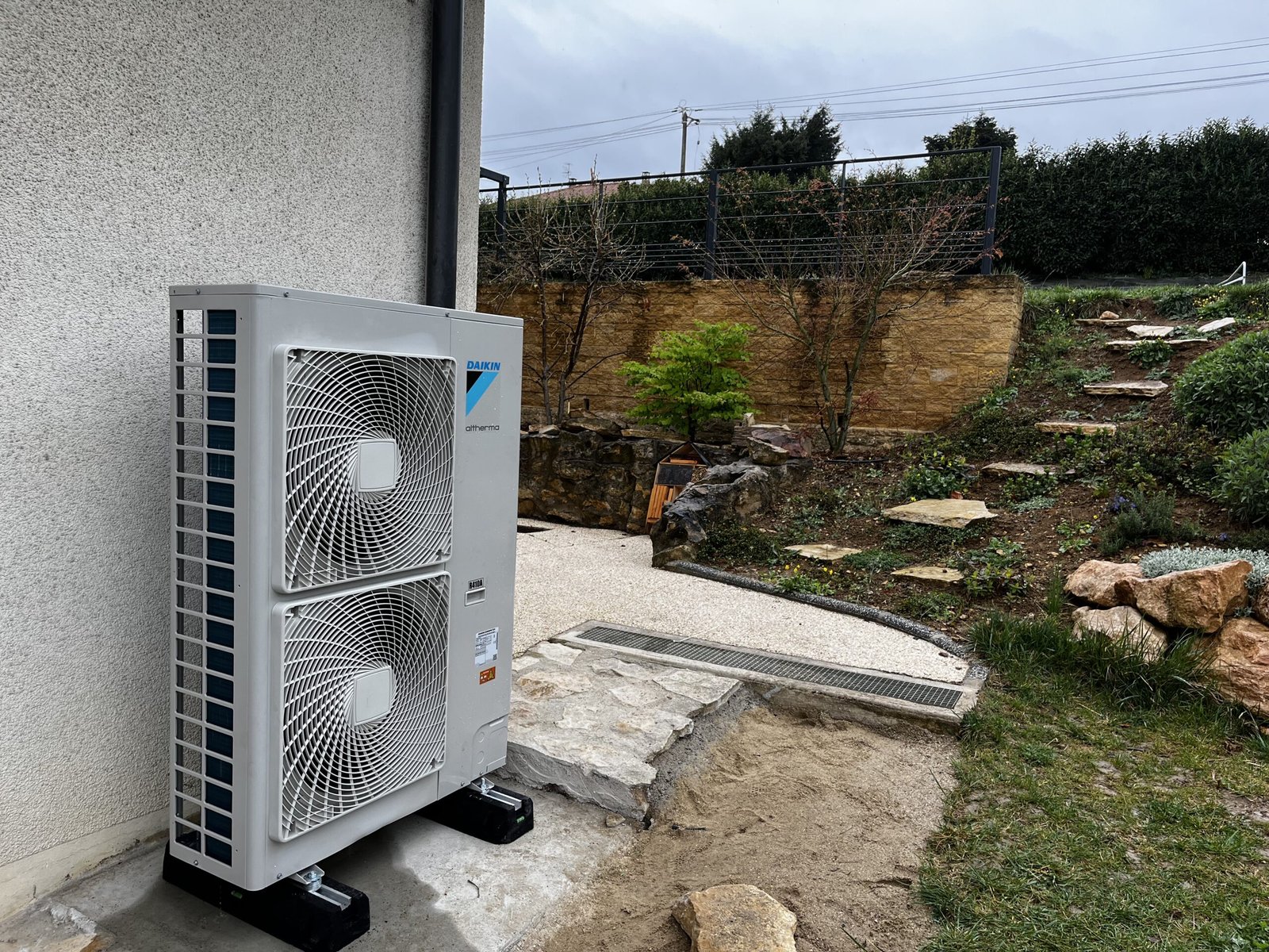 Unité extérieure Daikin Altherma installée près d’une maison
